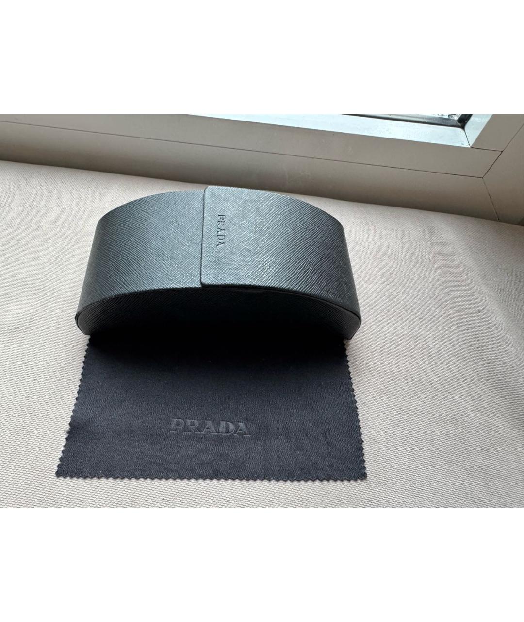 PRADA Антрацитовые пластиковые солнцезащитные очки, фото 3