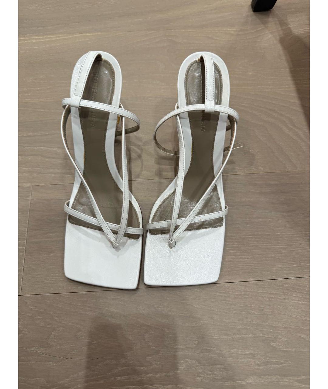 BOTTEGA VENETA Белые кожаные босоножки, фото 2