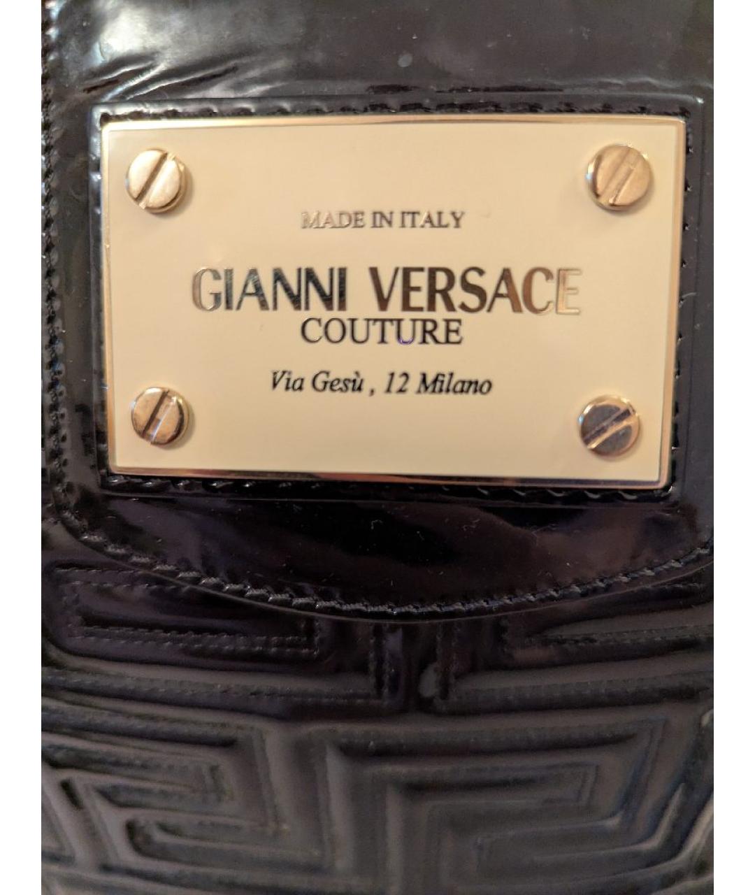 VERSACE Черная сумка с короткими ручками из лакированной кожи, фото 5