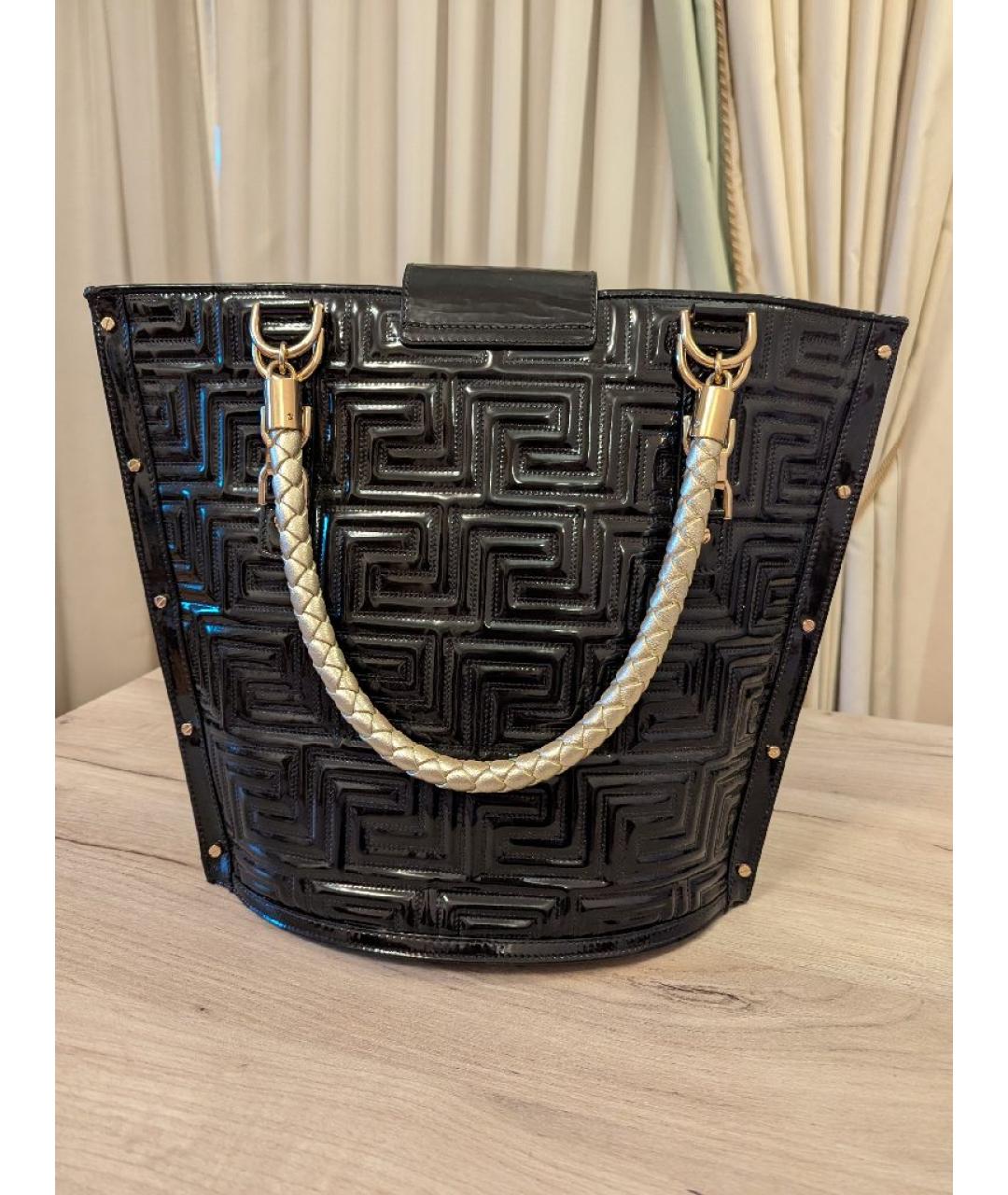 VERSACE Черная сумка с короткими ручками из лакированной кожи, фото 2
