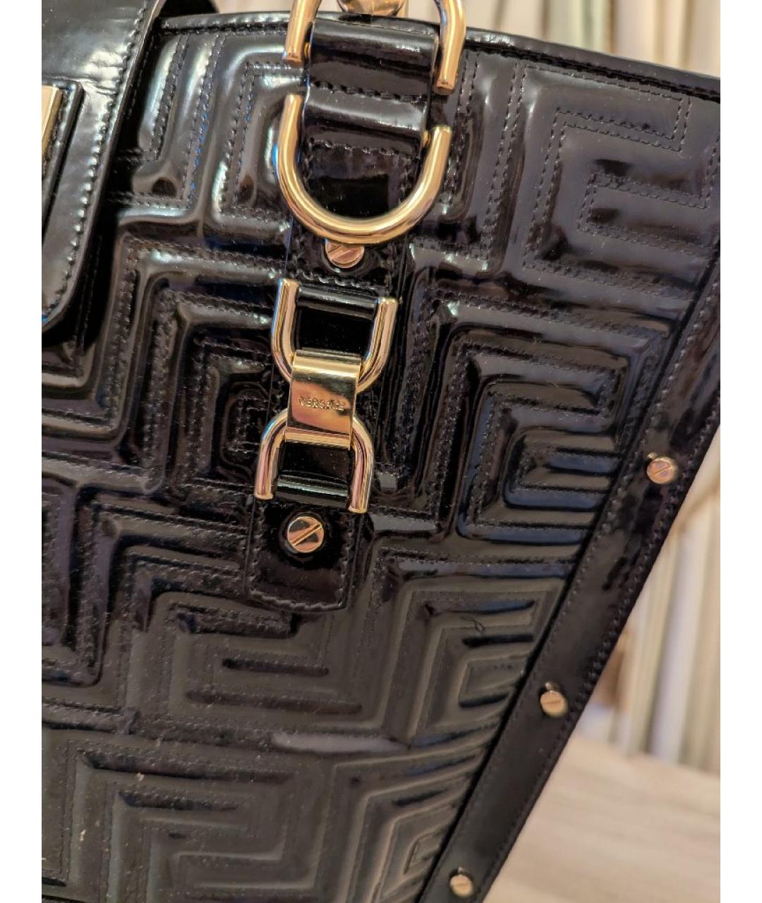VERSACE Черная сумка с короткими ручками из лакированной кожи, фото 6