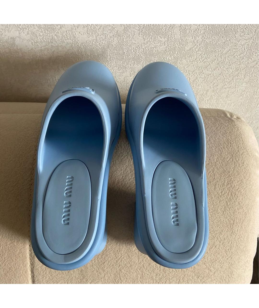 MIU MIU Голубые резиновые мюли, фото 3
