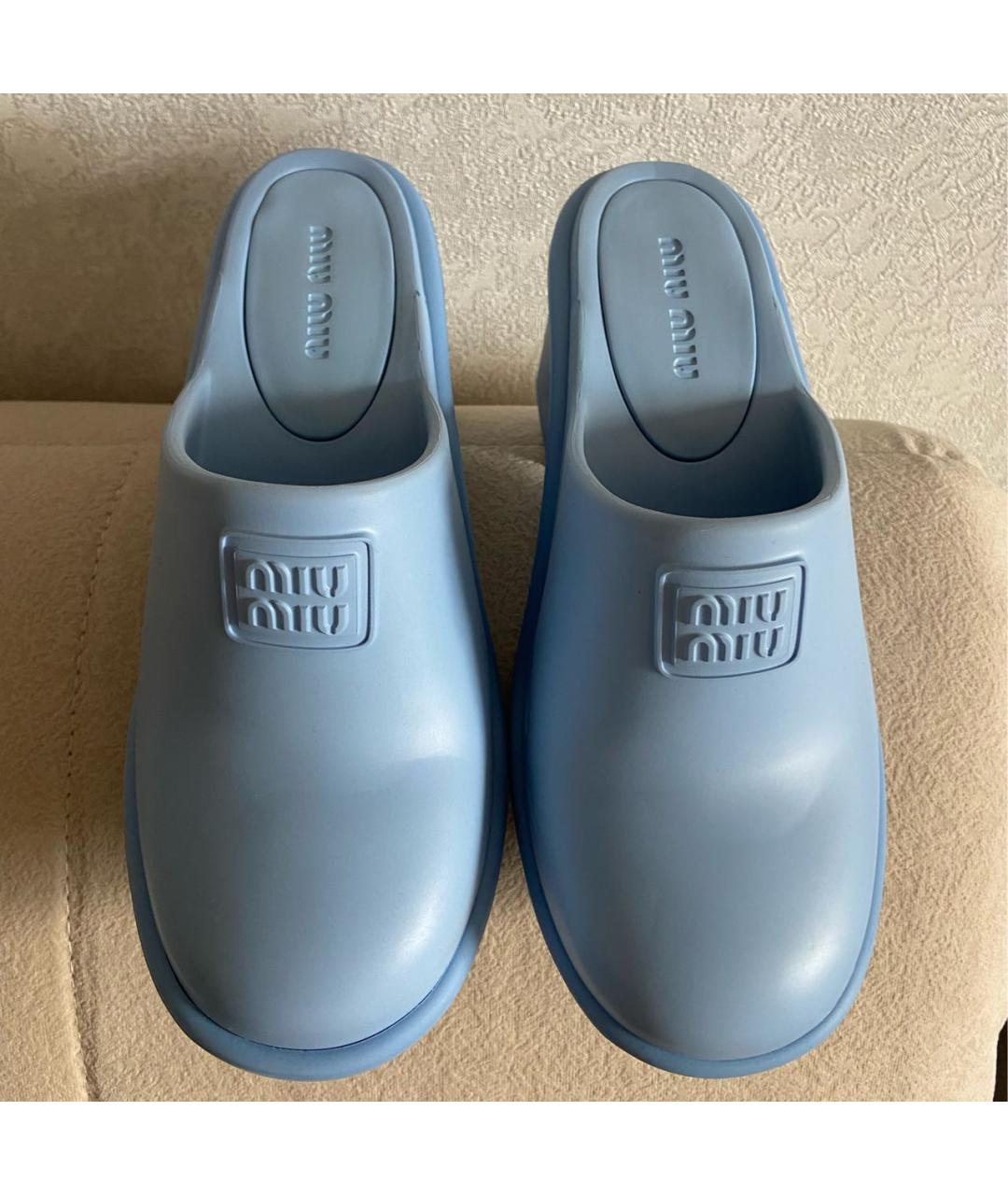 MIU MIU Голубые резиновые мюли, фото 2
