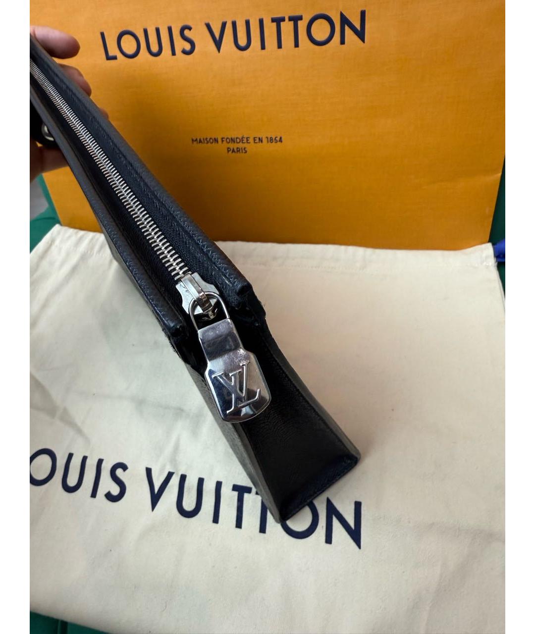 LOUIS VUITTON Черная кожаная барсетка, фото 5