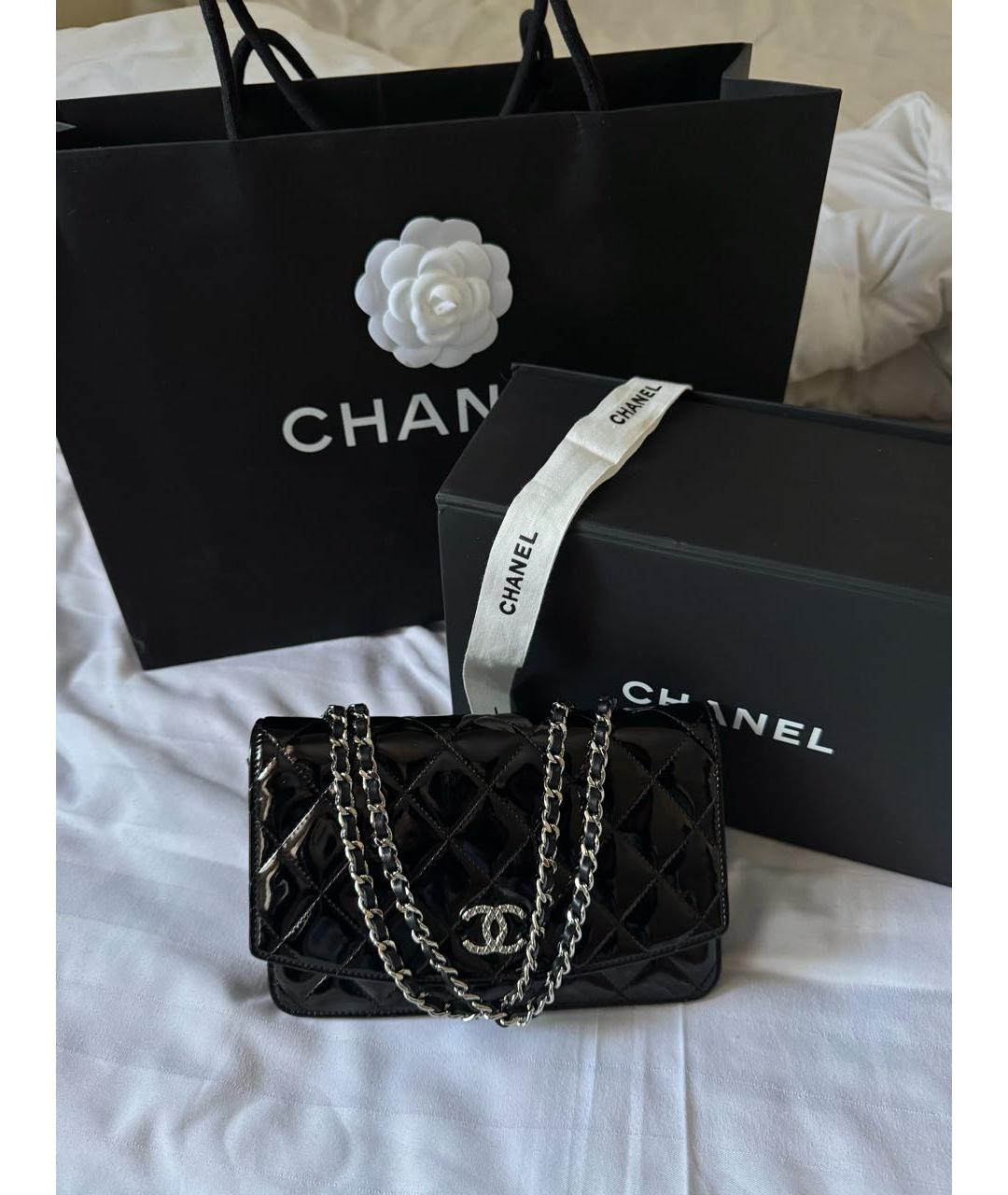 CHANEL Черная сумка через плечо из лакированной кожи, фото 2