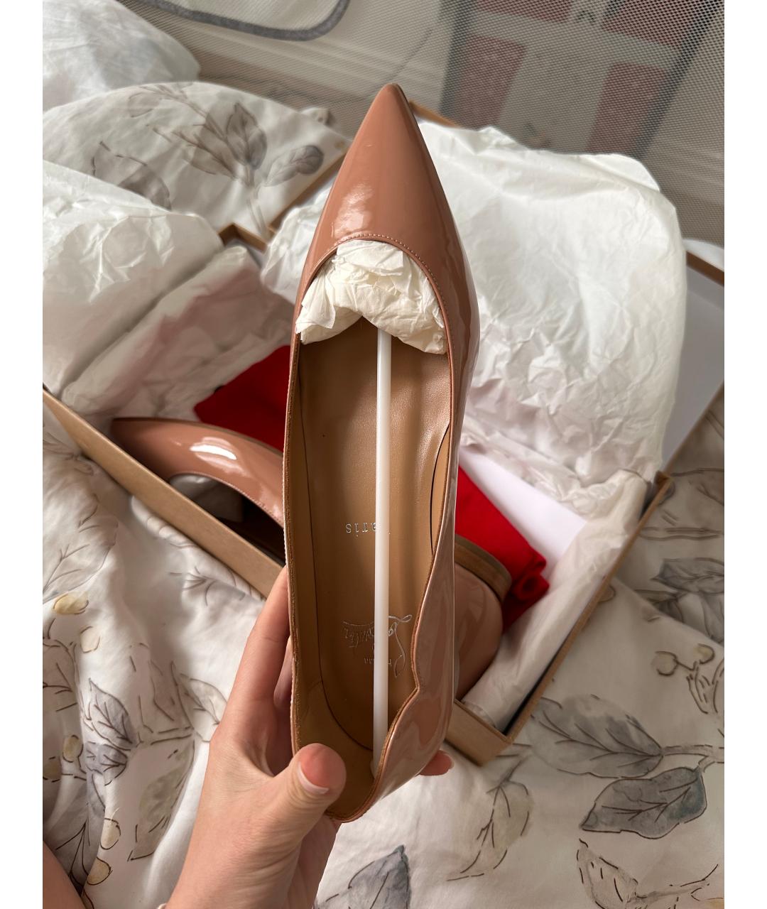 CHRISTIAN LOUBOUTIN Бежевые балетки из лакированной кожи, фото 4
