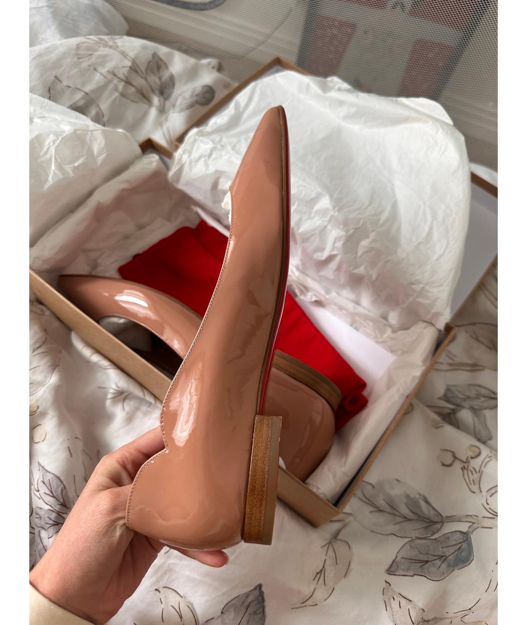 CHRISTIAN LOUBOUTIN Бежевые балетки из лакированной кожи, фото 7