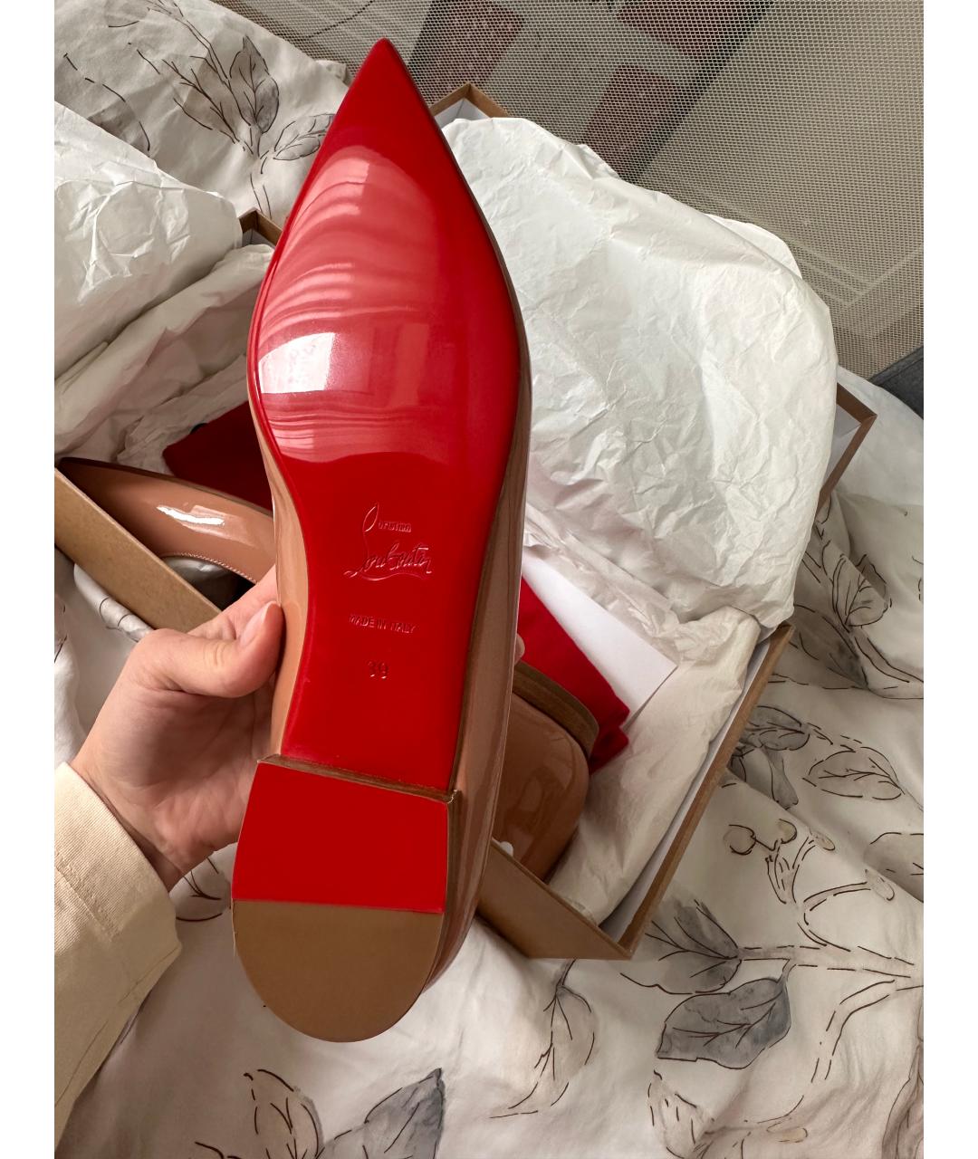 CHRISTIAN LOUBOUTIN Бежевые балетки из лакированной кожи, фото 3