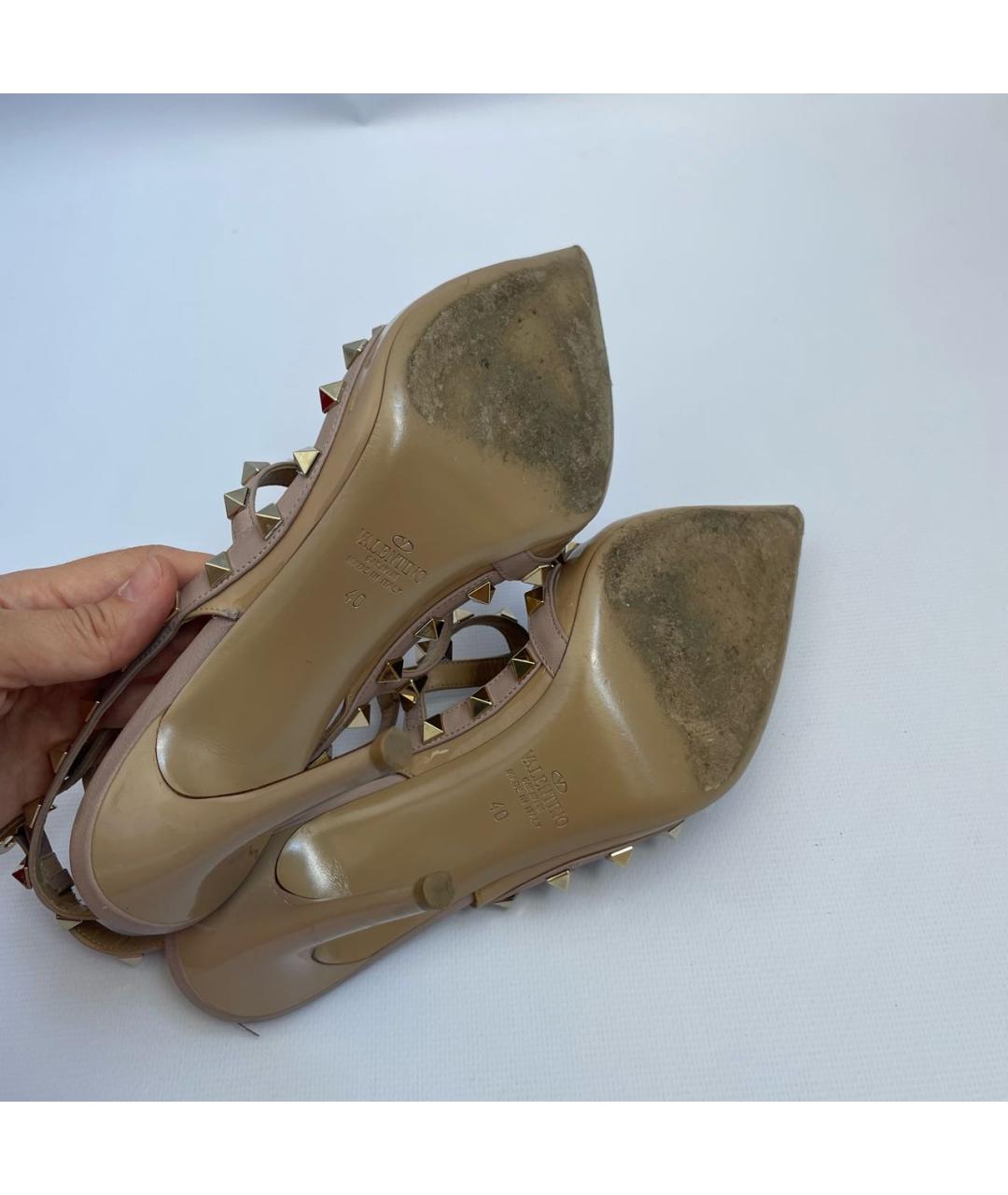 VALENTINO Бежевые босоножки из лакированной кожи, фото 7