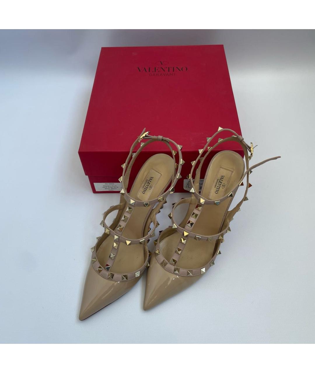 VALENTINO Бежевые босоножки из лакированной кожи, фото 5