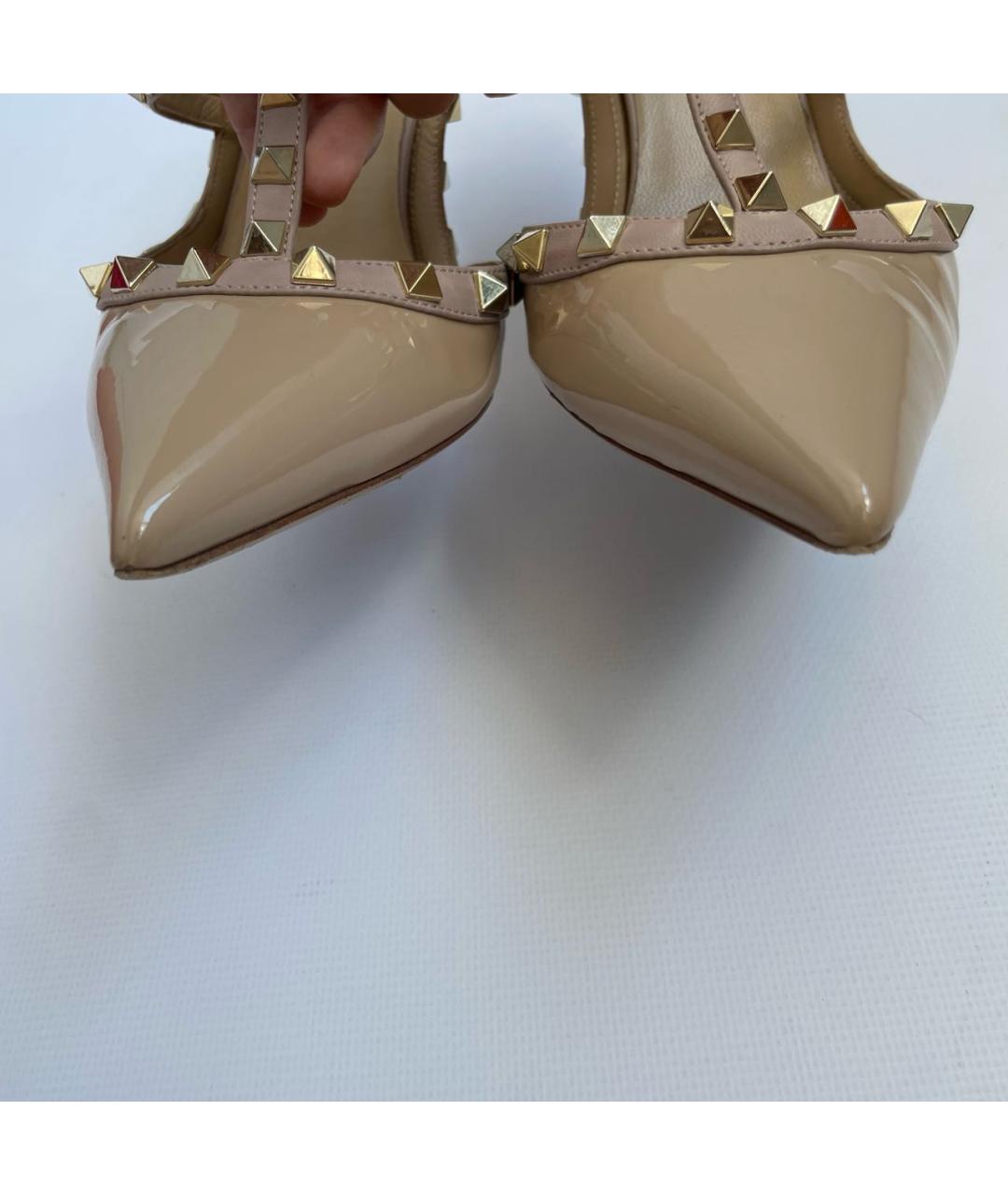 VALENTINO Бежевые босоножки из лакированной кожи, фото 8