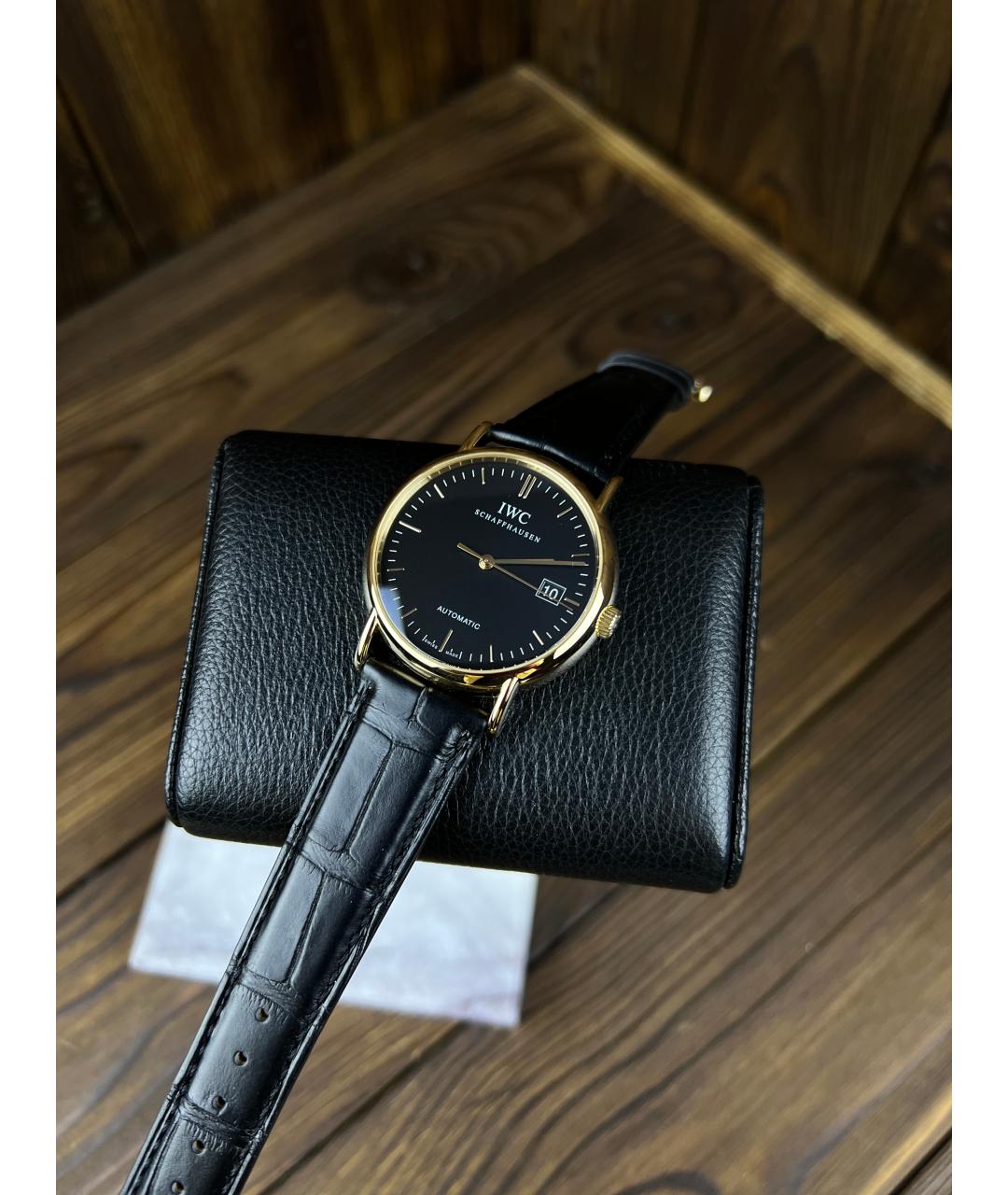 IWC Черные часы из желтого золота, фото 2