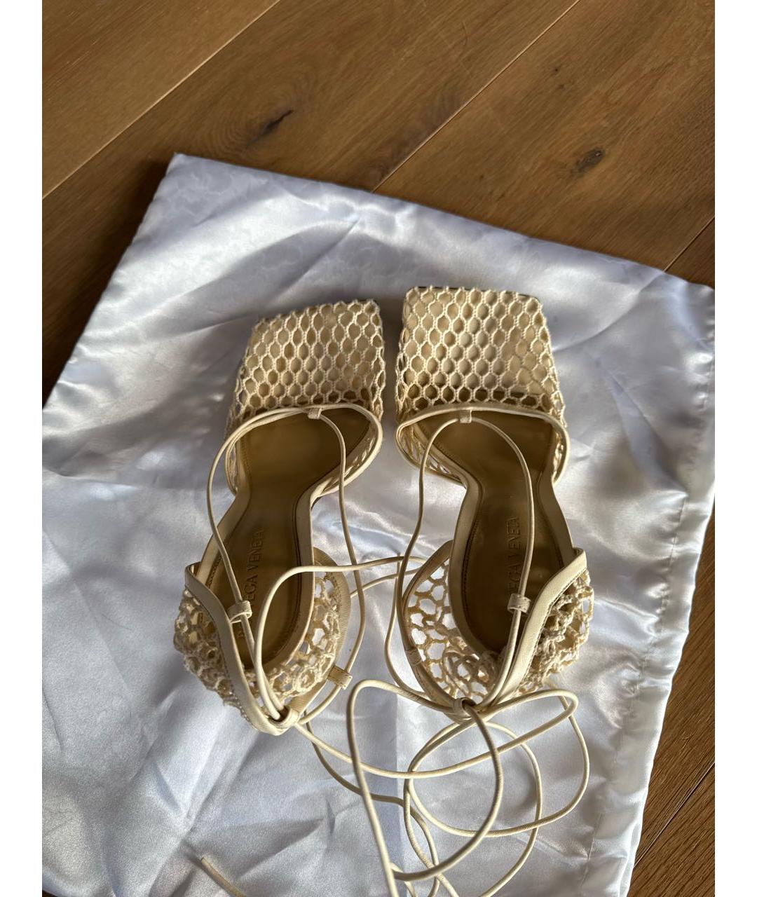 BOTTEGA VENETA Бежевые кожаные босоножки, фото 3