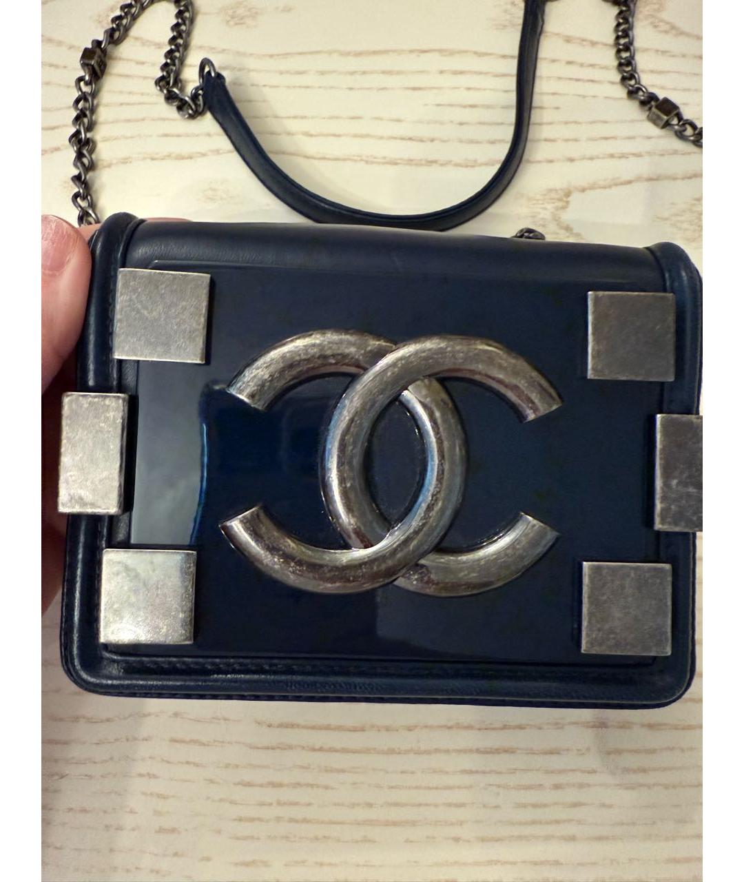 CHANEL Темно-синяя сумка через плечо из лакированной кожи, фото 2