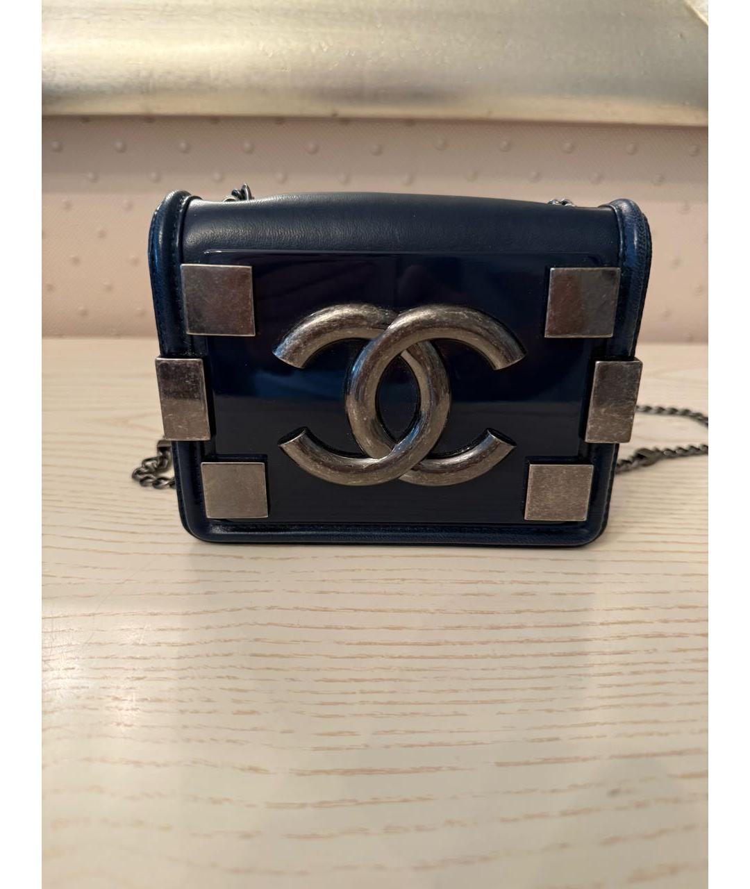 CHANEL Темно-синяя сумка через плечо из лакированной кожи, фото 9
