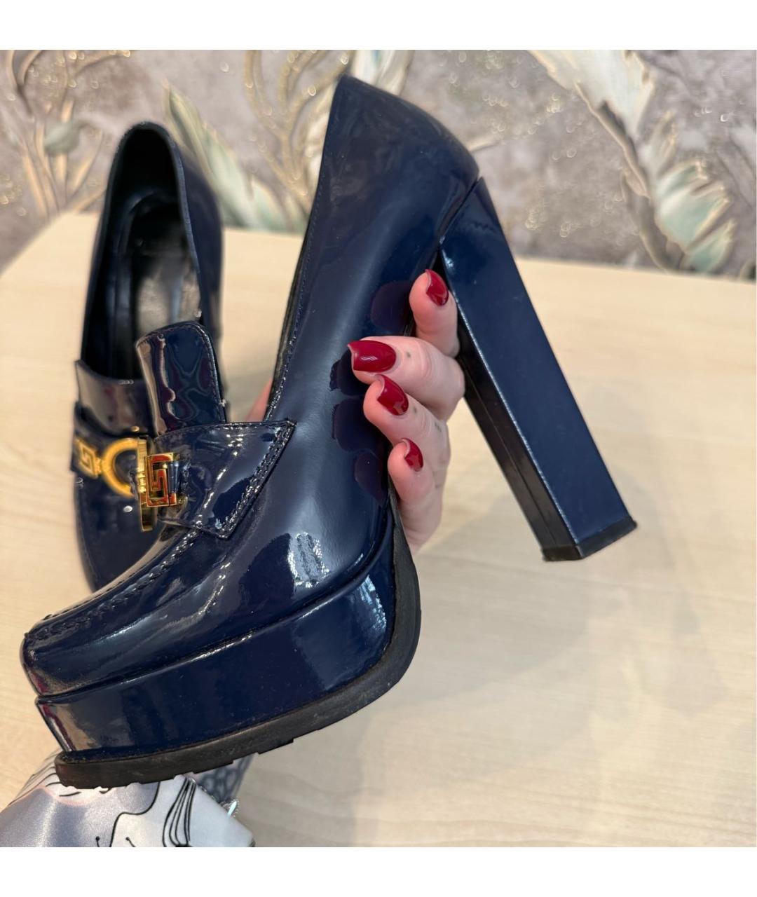 VERSACE Темно-синие туфли из лакированной кожи, фото 7