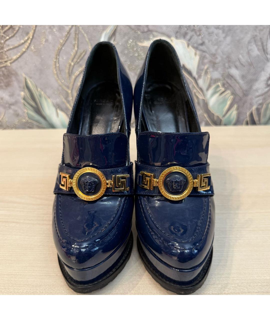 VERSACE Темно-синие туфли из лакированной кожи, фото 2