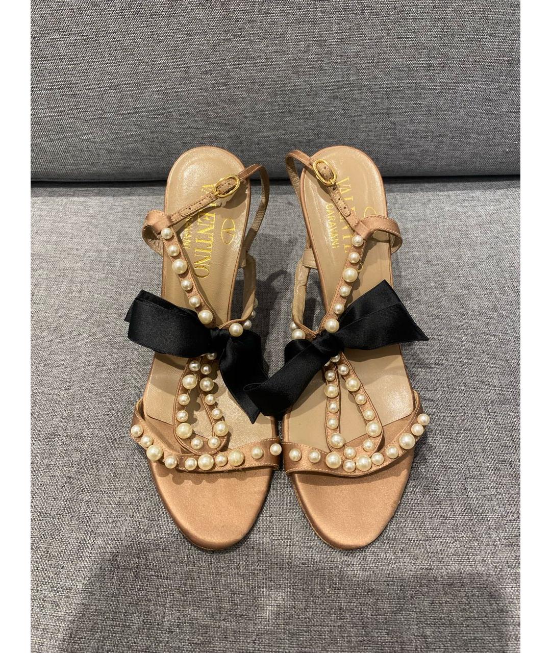 VALENTINO Бежевые кожаные босоножки, фото 2