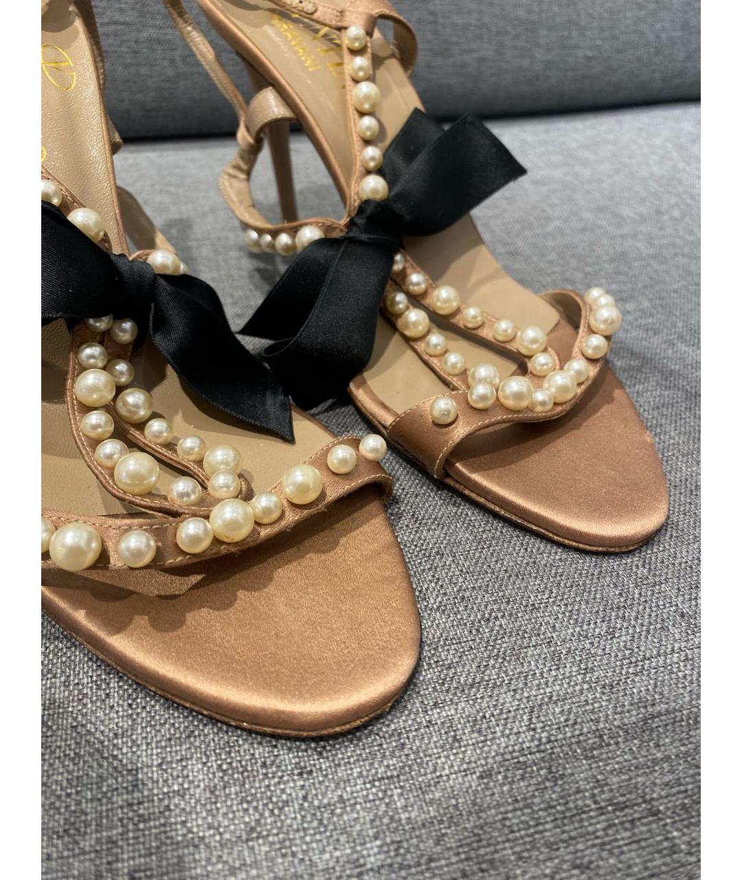 VALENTINO Бежевые кожаные босоножки, фото 5
