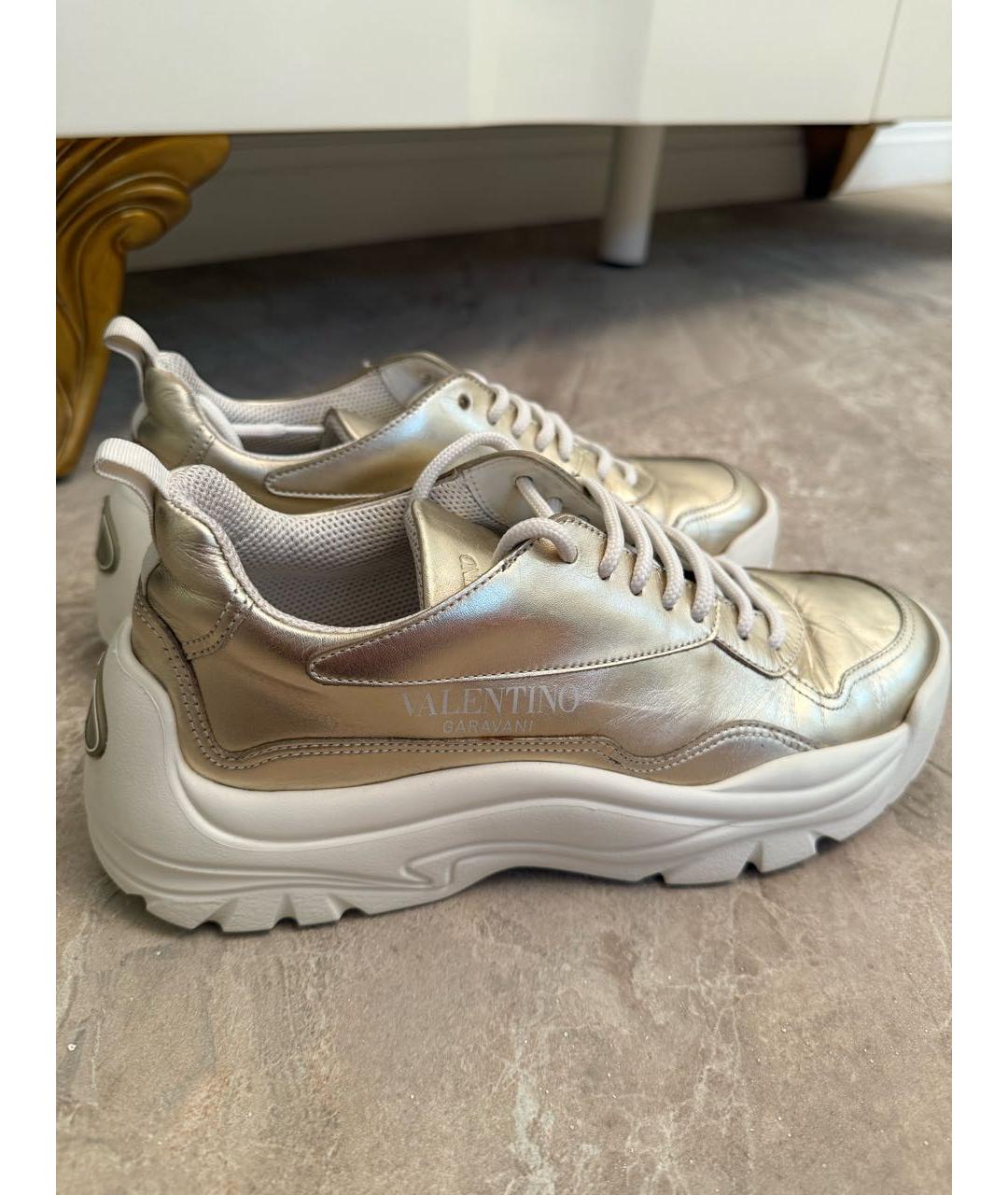 VALENTINO Золотые кроссовки из лакированной кожи, фото 5