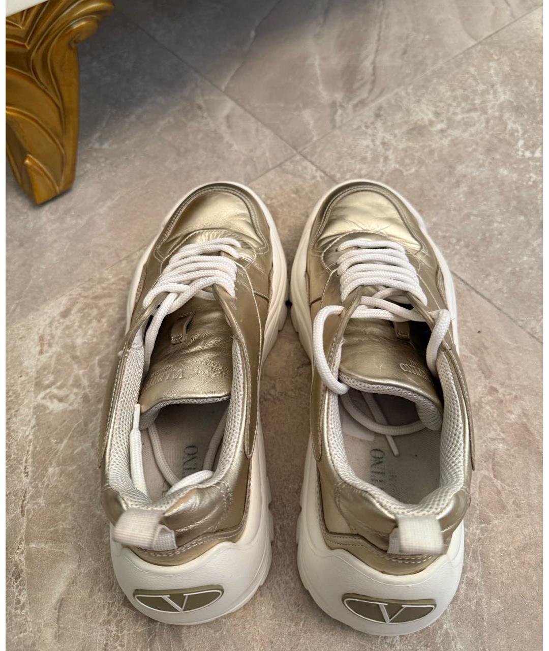 VALENTINO Золотые кроссовки из лакированной кожи, фото 3