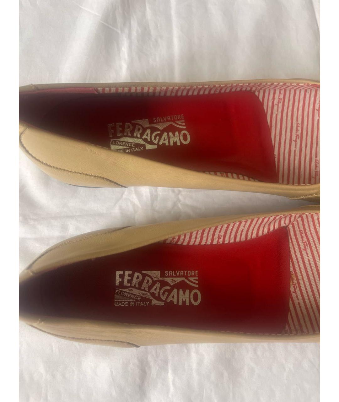 FERRAGAMO Бежевые кожаные балетки, фото 6