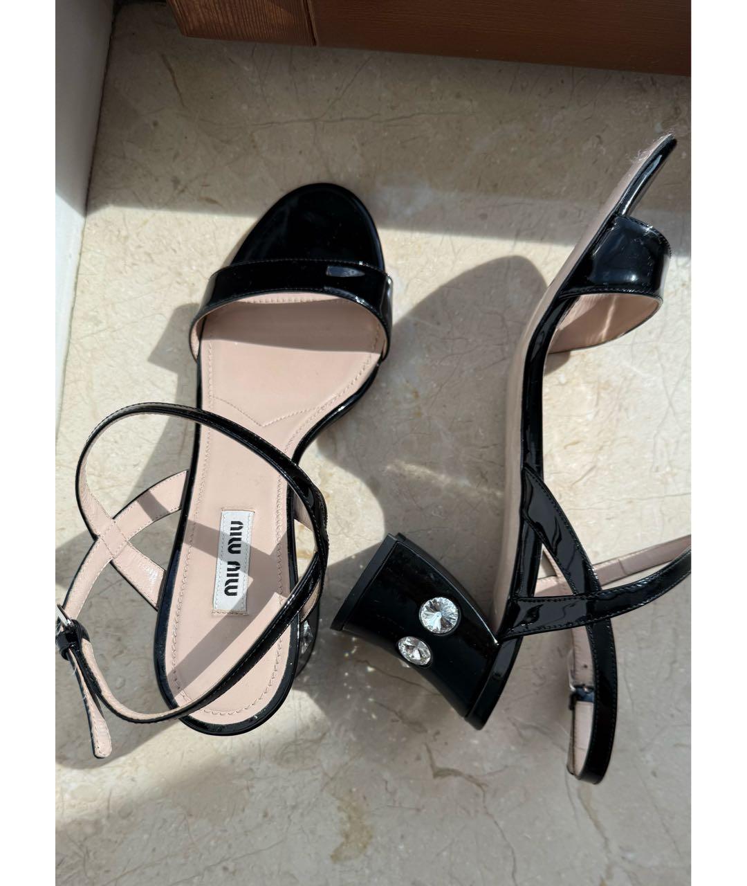 MIU MIU Черные босоножки из лакированной кожи, фото 3