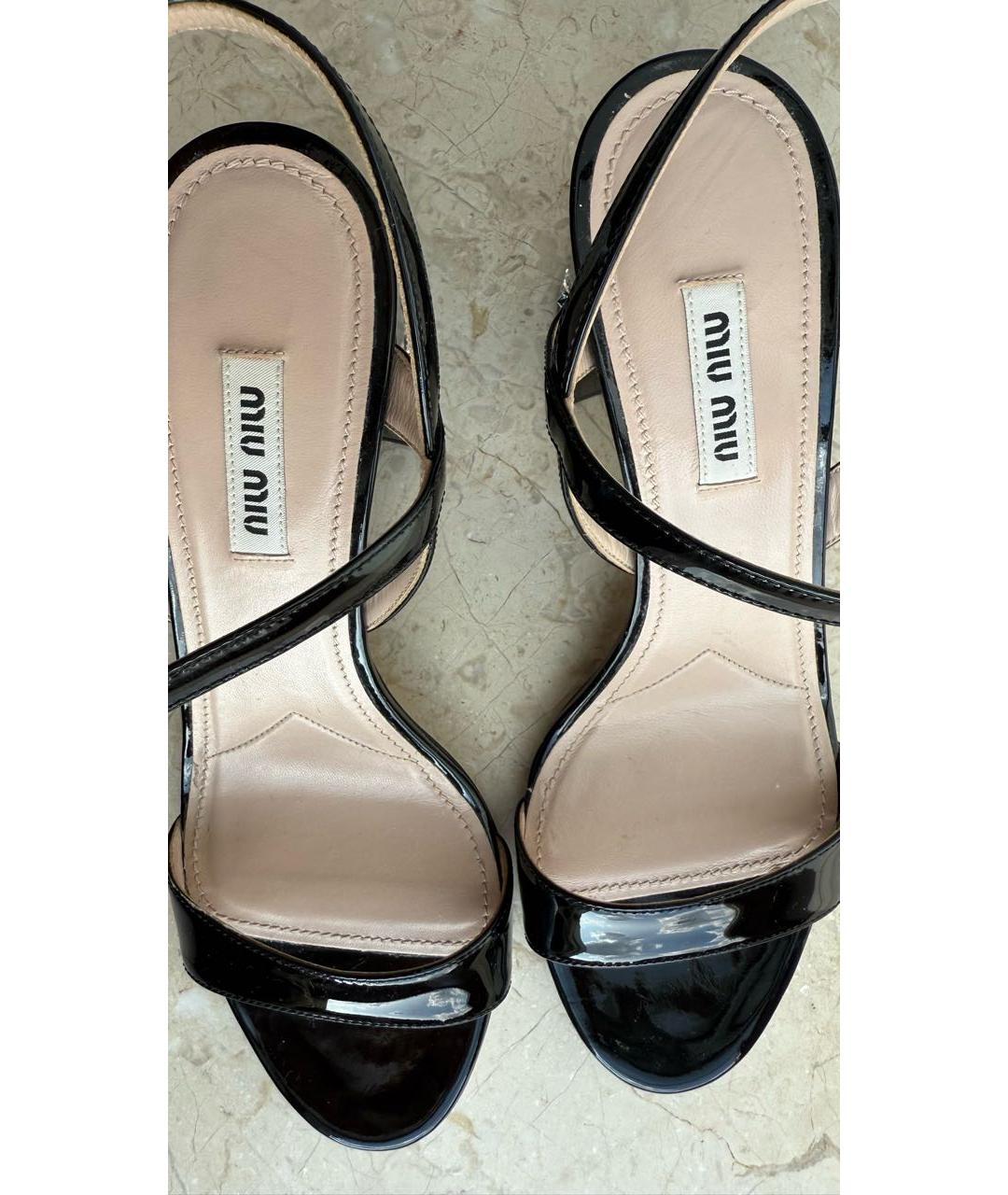 MIU MIU Черные босоножки из лакированной кожи, фото 2