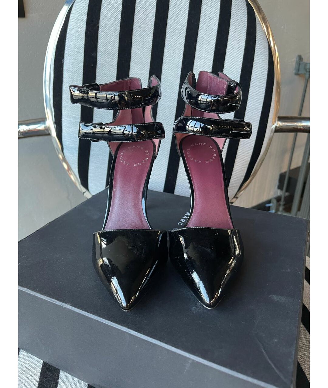 MARC BY MARC JACOBS Черные босоножки из лакированной кожи, фото 2