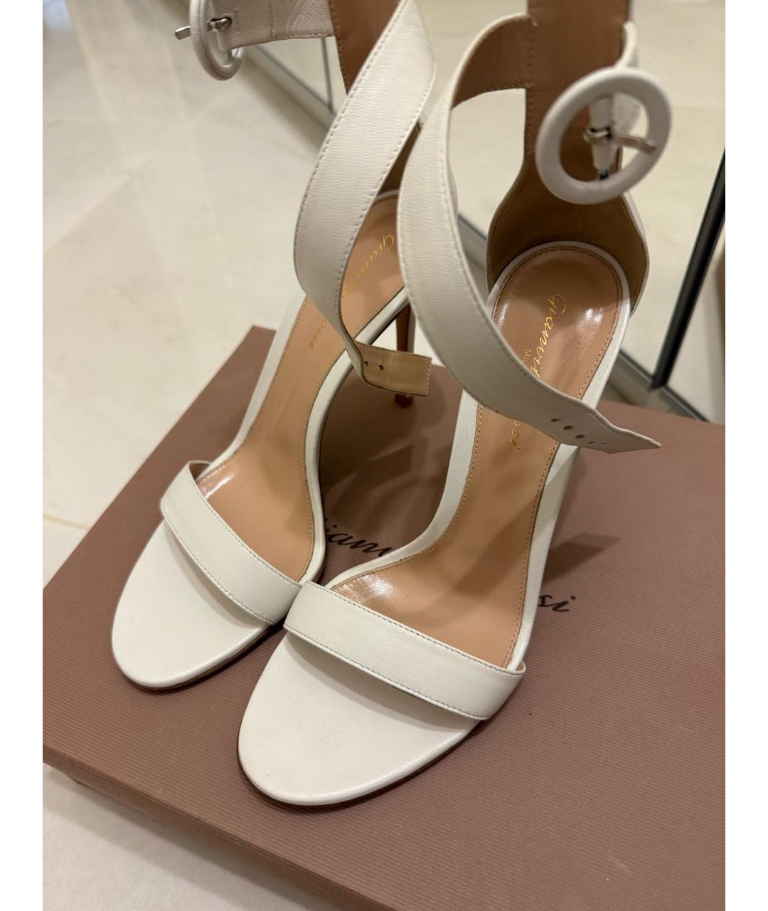 GIANVITO ROSSI Белые кожаные босоножки, фото 3