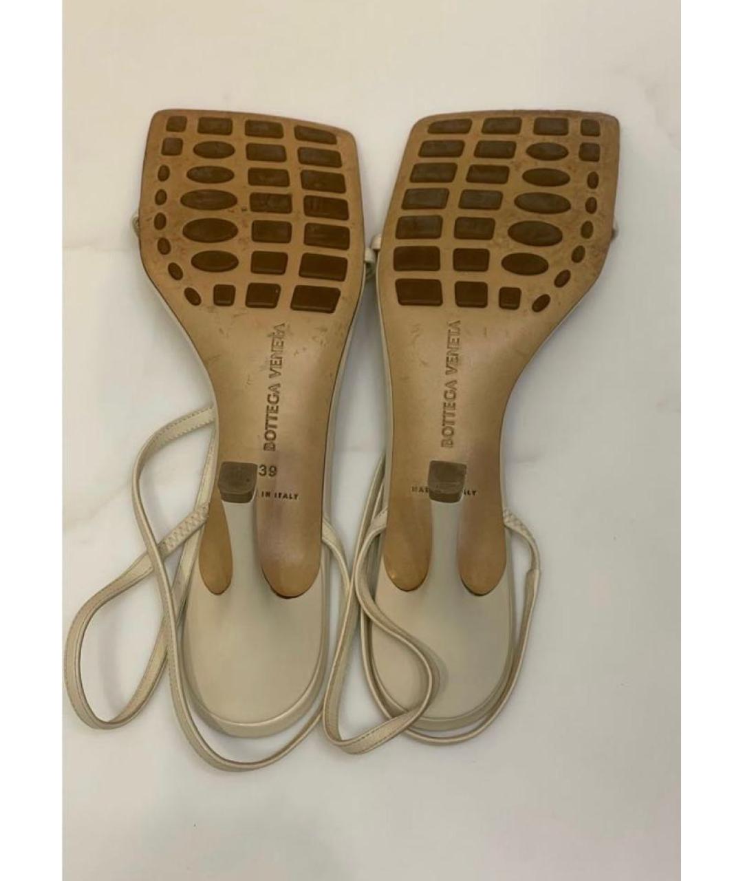 BOTTEGA VENETA Бежевые кожаные босоножки, фото 4