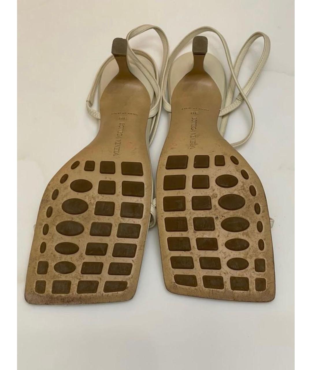 BOTTEGA VENETA Бежевые кожаные босоножки, фото 5