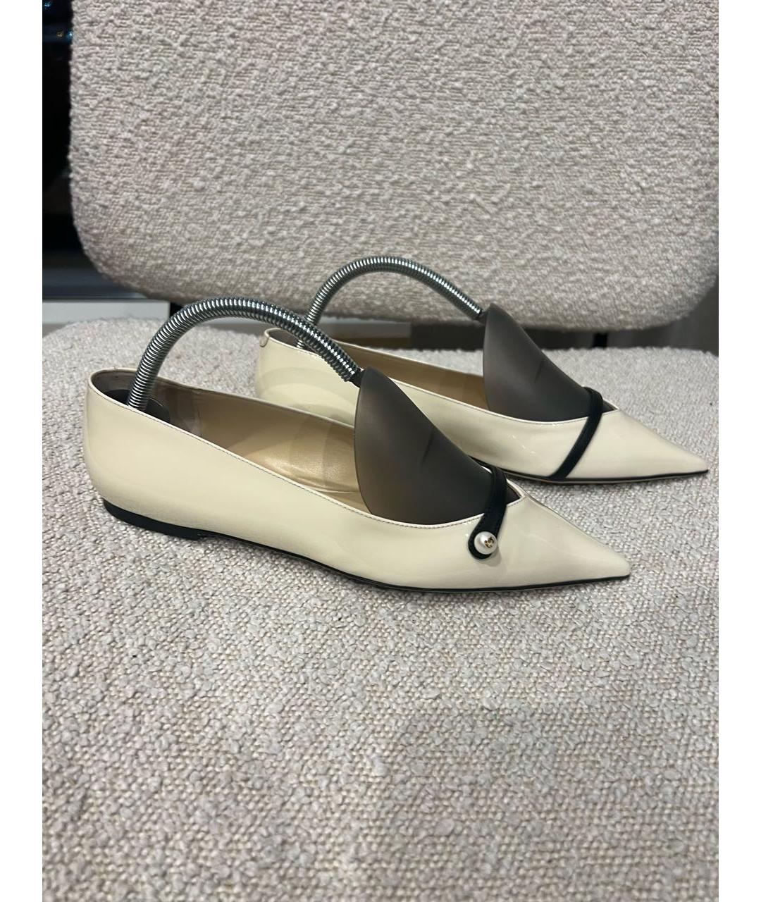 JIMMY CHOO Бежевые лодочки на низком каблуке из лакированной кожи, фото 6