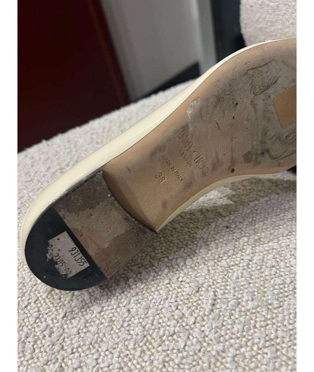 JIMMY CHOO Бежевые лодочки на низком каблуке из лакированной кожи, фото 5