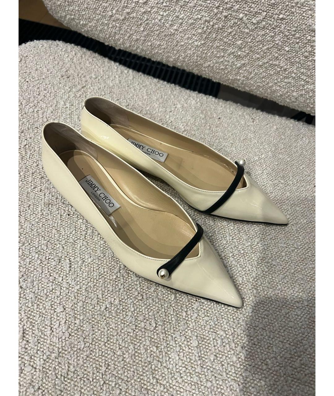 JIMMY CHOO Бежевые лодочки на низком каблуке из лакированной кожи, фото 2