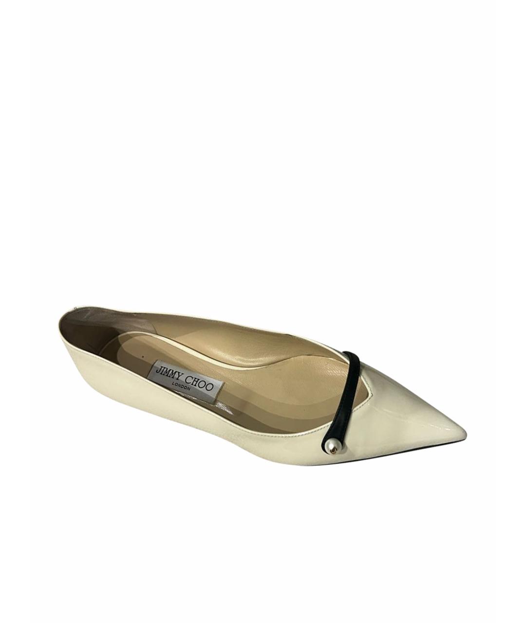JIMMY CHOO Бежевые лодочки на низком каблуке из лакированной кожи, фото 1