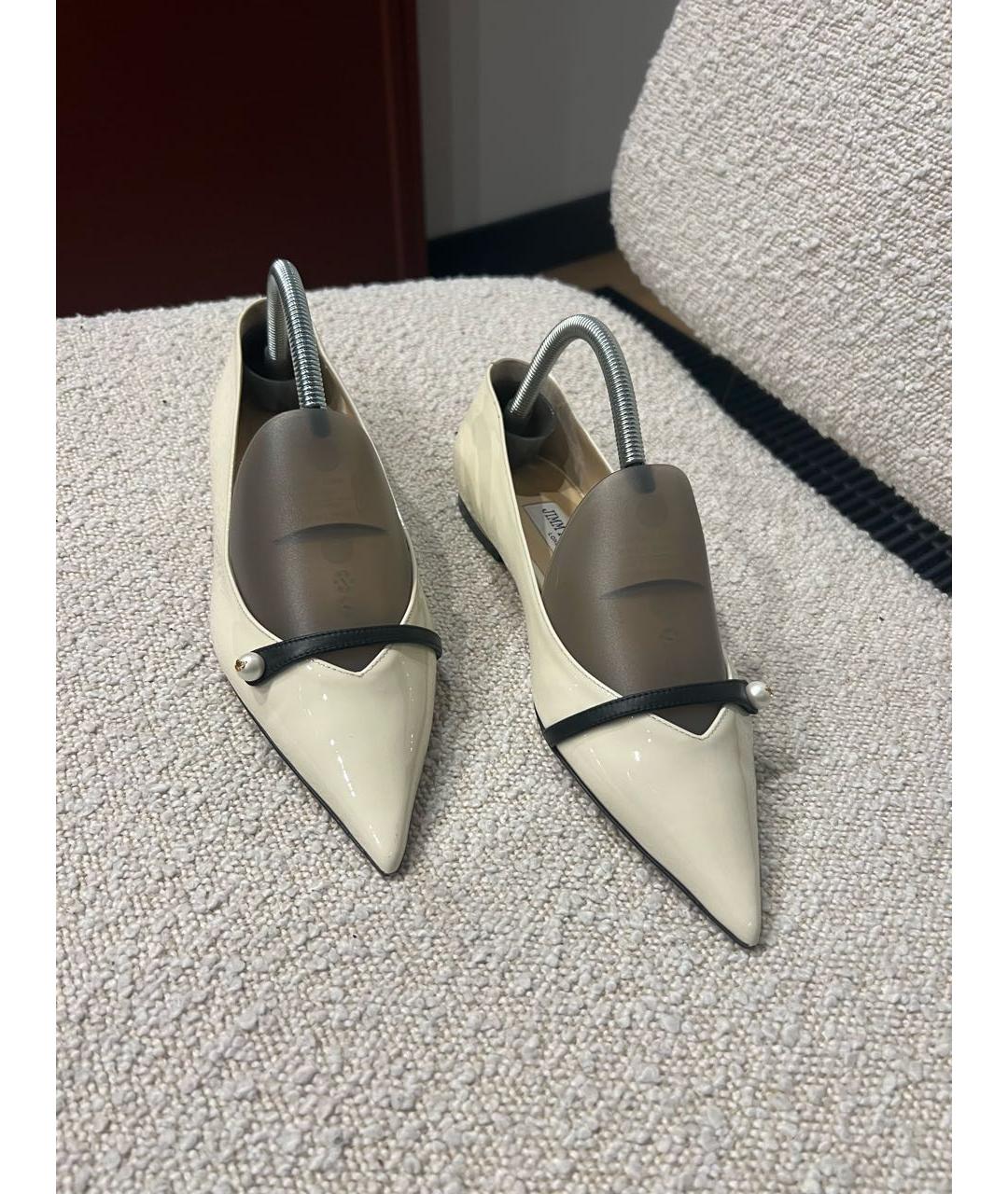 JIMMY CHOO Бежевые лодочки на низком каблуке из лакированной кожи, фото 4