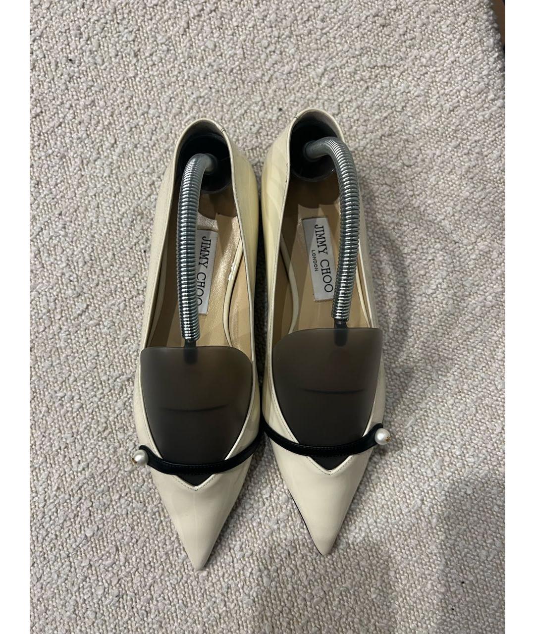 JIMMY CHOO Бежевые лодочки на низком каблуке из лакированной кожи, фото 3