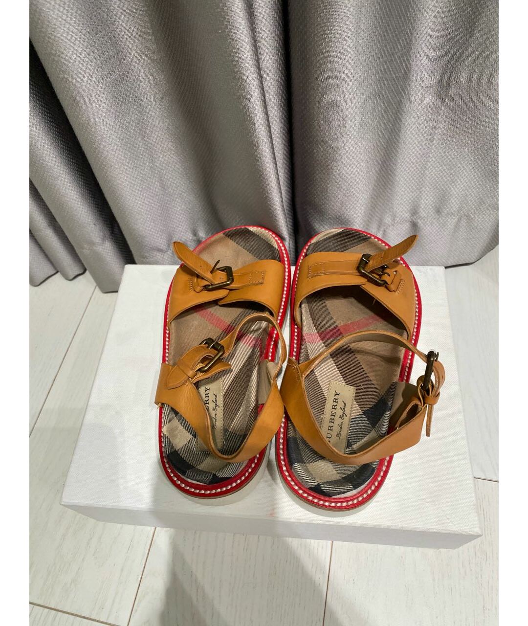 BURBERRY Бежевые кожаные сандалии и шлепанцы, фото 3