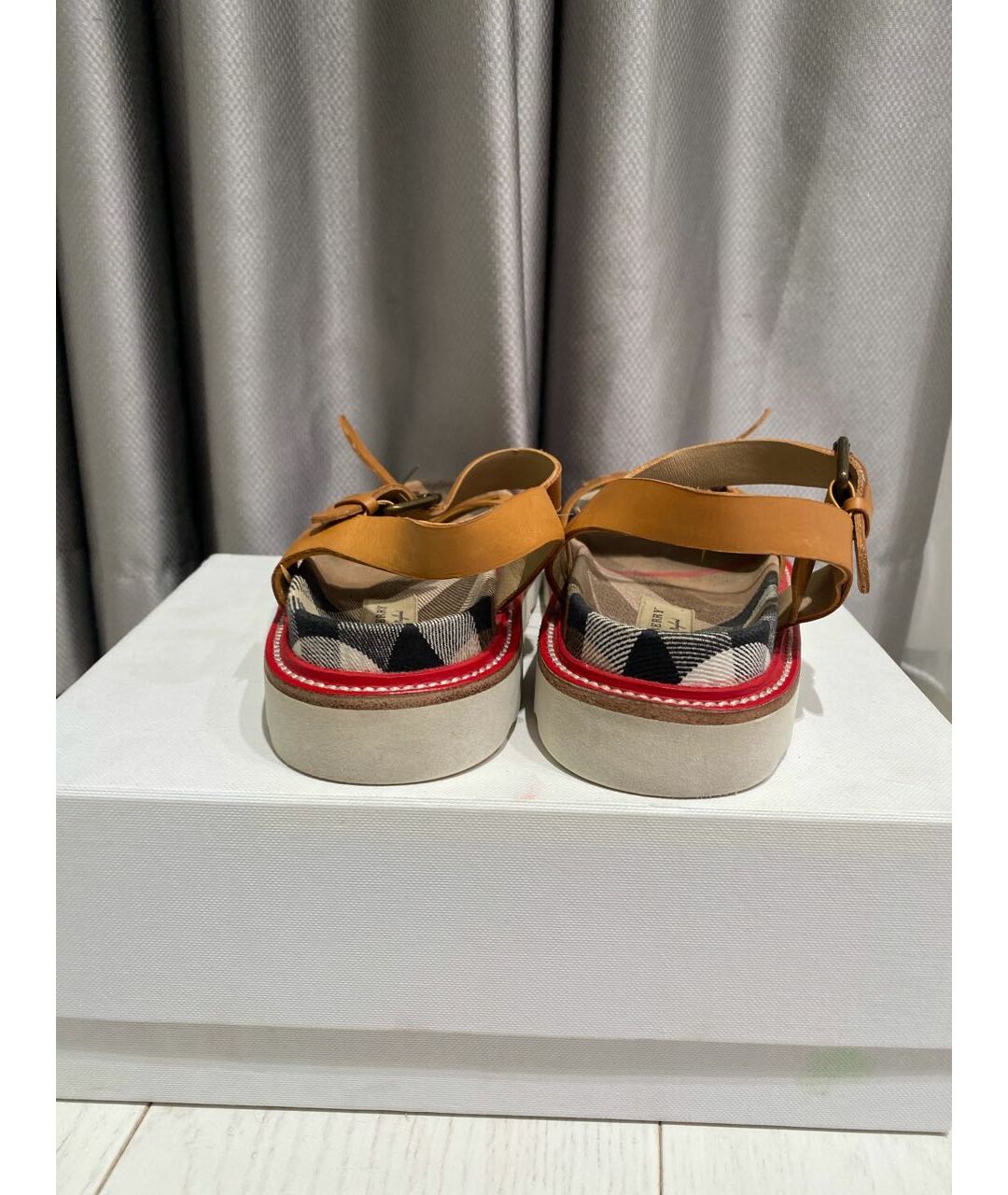BURBERRY Бежевые кожаные сандалии и шлепанцы, фото 4