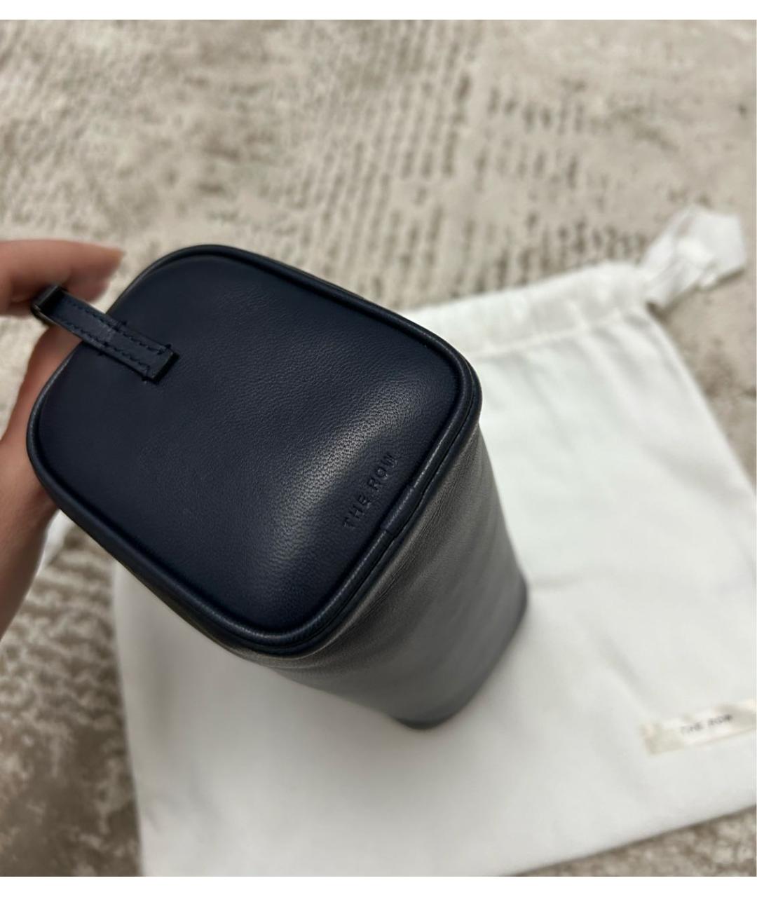 THE ROW Темно-синяя кожаная сумка с короткими ручками, фото 8