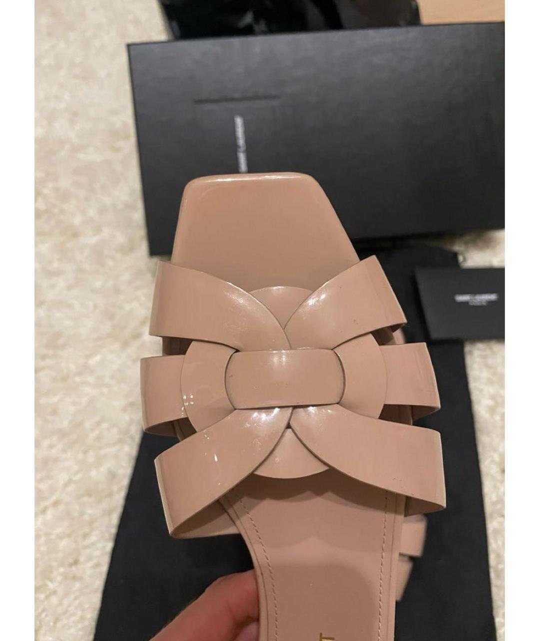 SAINT LAURENT Бежевые босоножки из лакированной кожи, фото 3