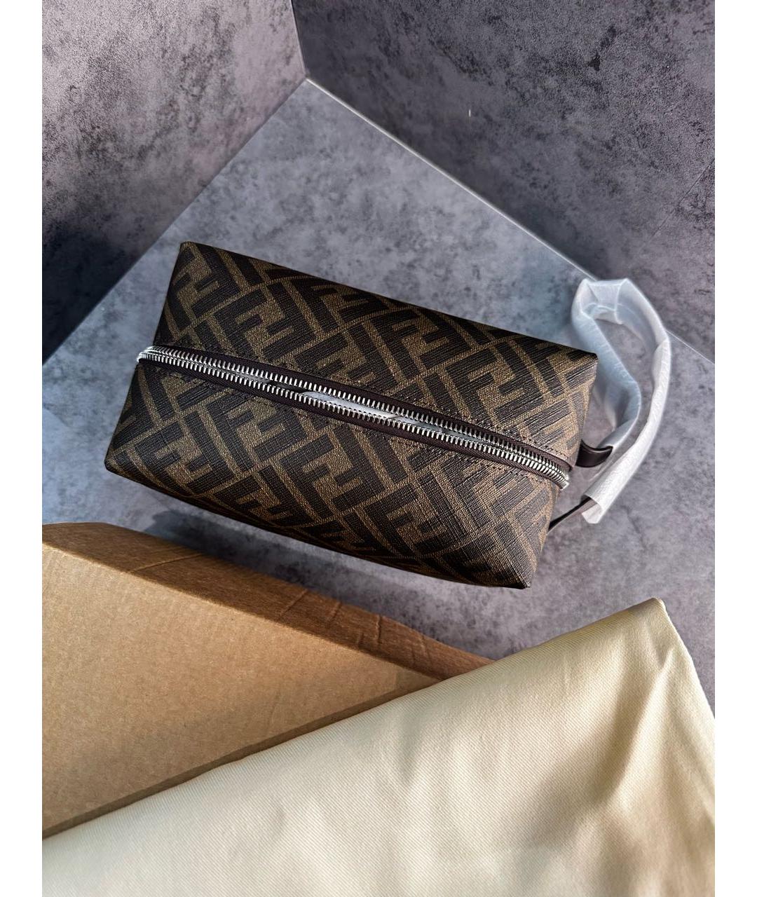 FENDI Коричневая кожаная косметичка, фото 5
