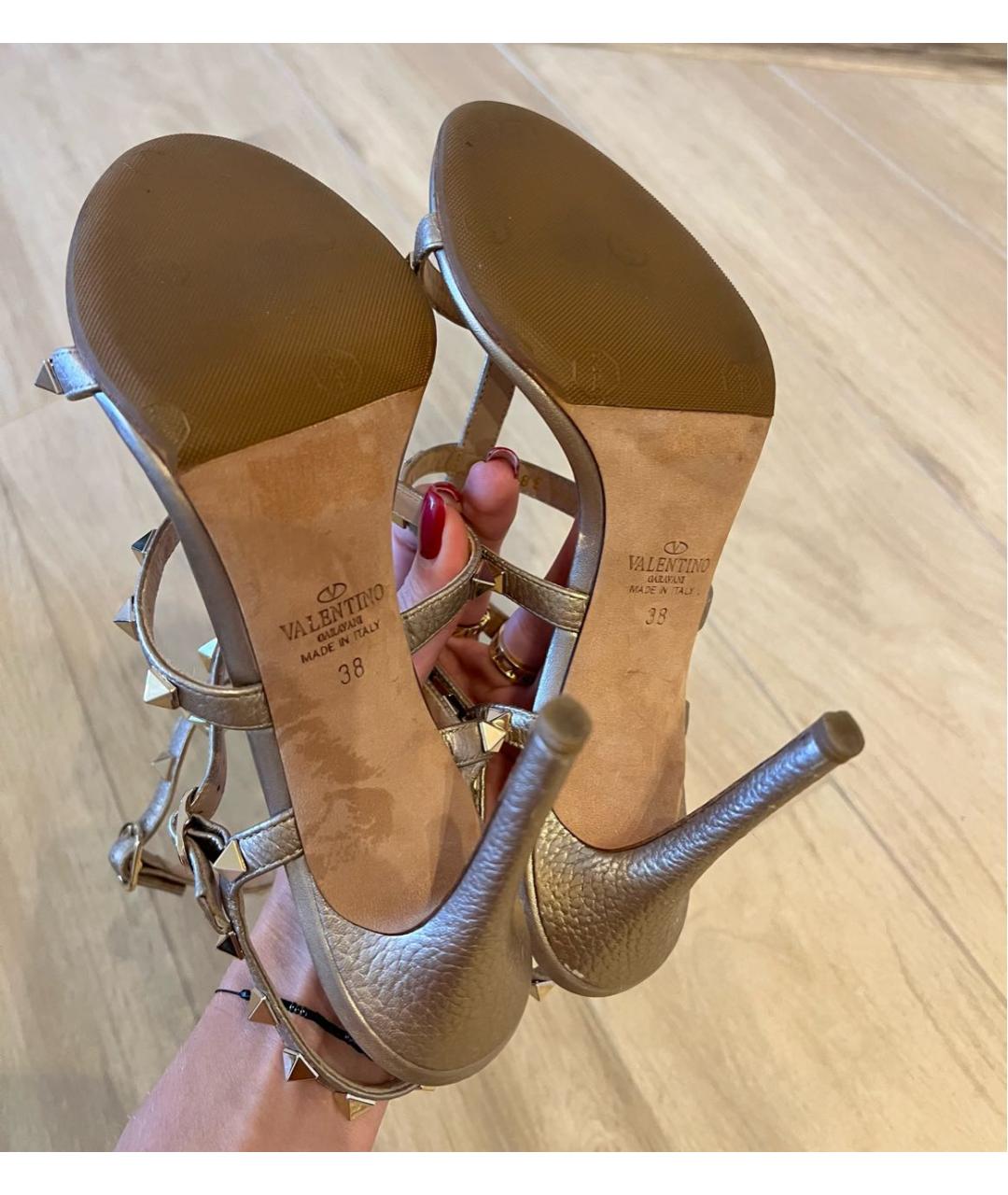 VALENTINO Золотые кожаные босоножки, фото 5