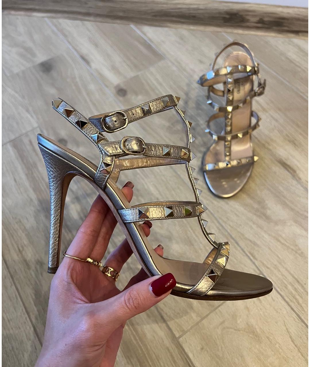 VALENTINO Золотые кожаные босоножки, фото 7