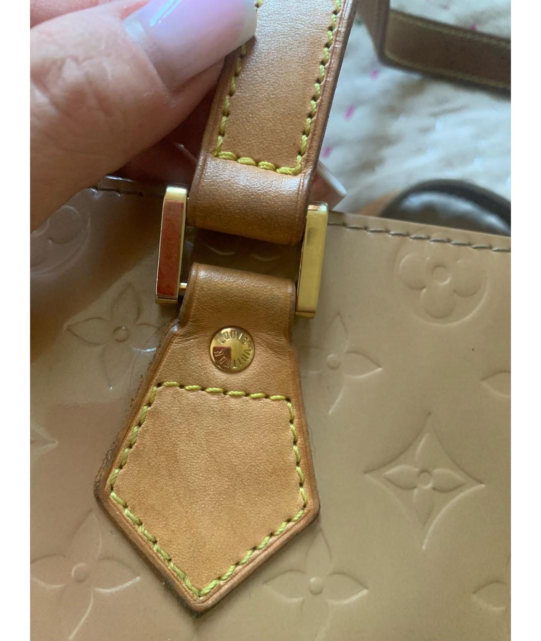 LOUIS VUITTON Бежевая сумка с короткими ручками из лакированной кожи, фото 8