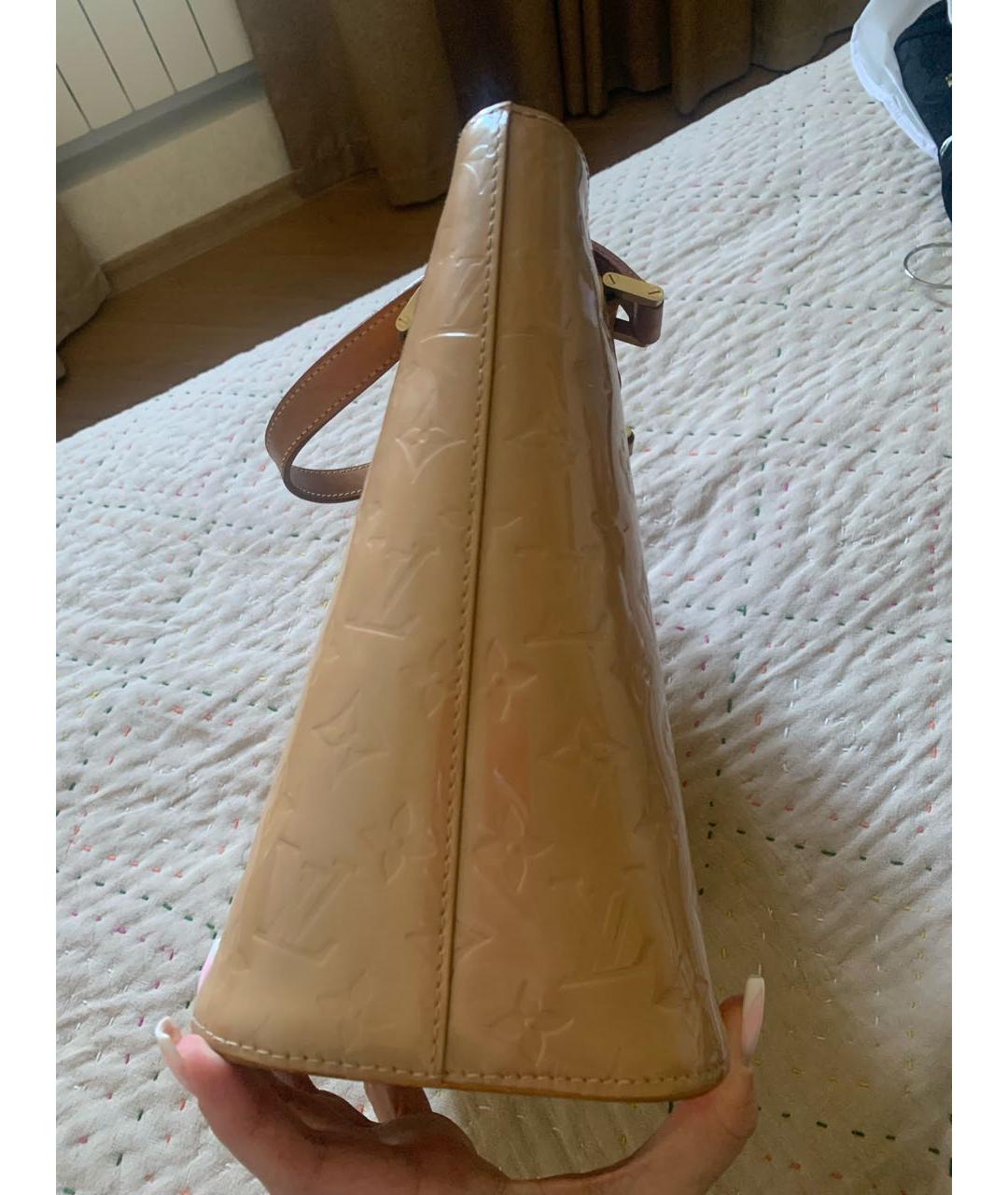 LOUIS VUITTON Бежевая сумка с короткими ручками из лакированной кожи, фото 4