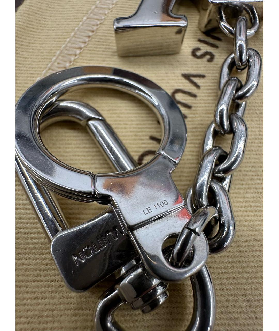 LOUIS VUITTON Серебрянный брелок, фото 5