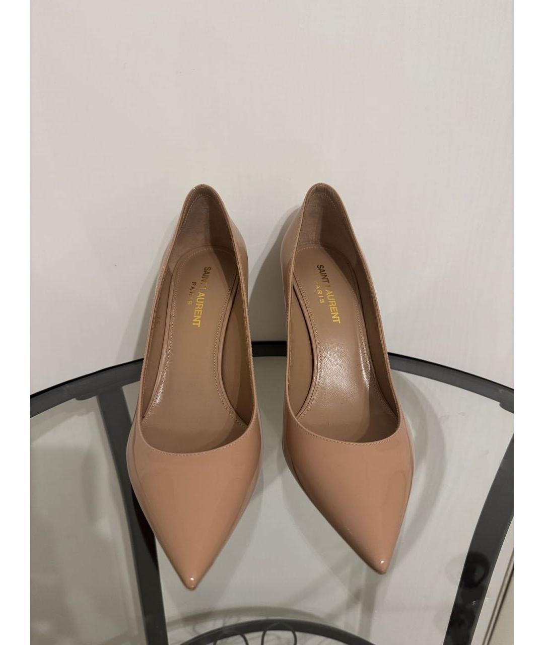 SAINT LAURENT Бежевые туфли из лакированной кожи, фото 2