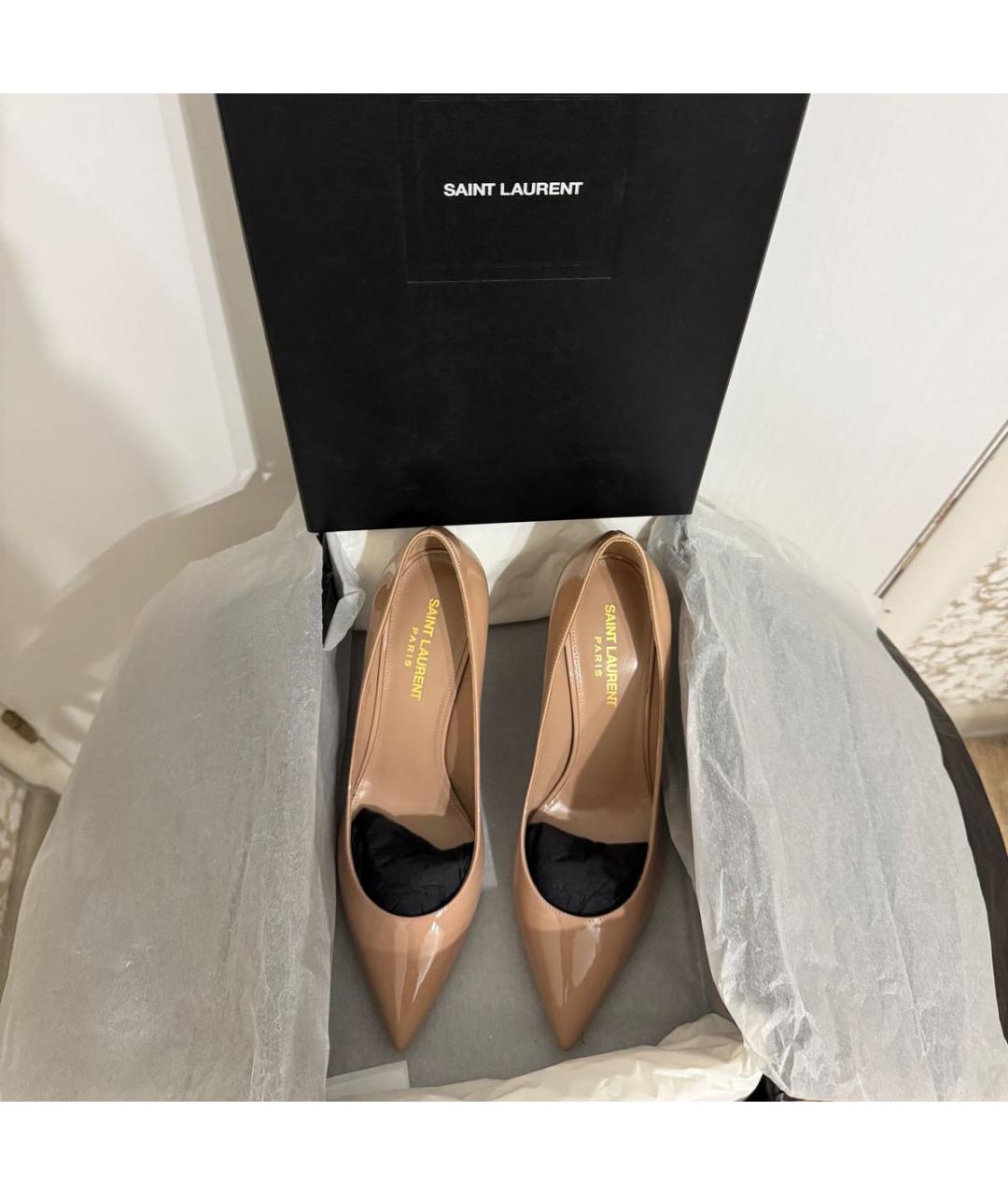 SAINT LAURENT Бежевые туфли из лакированной кожи, фото 6